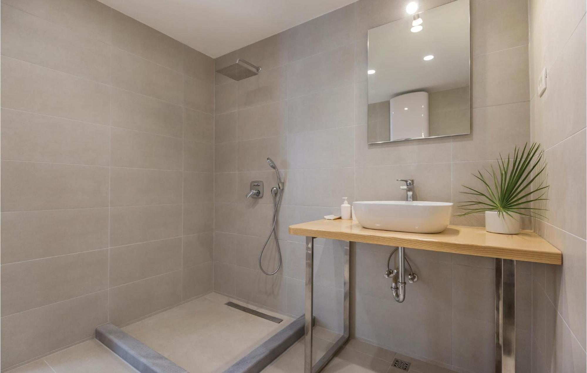 1 Bedroom Gorgeous Apartment In Makarska Exterior foto